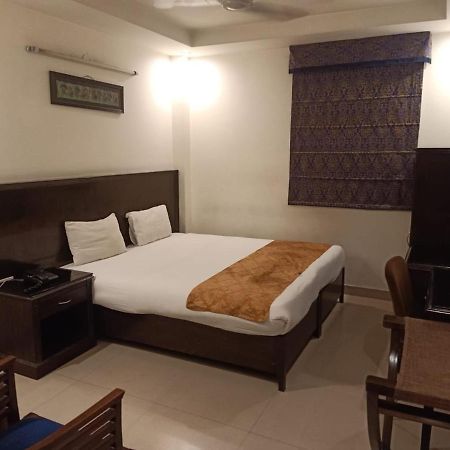 Hotel Clark Heights New Delhi Bagian luar foto