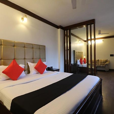 Hotel Clark Heights New Delhi Bagian luar foto