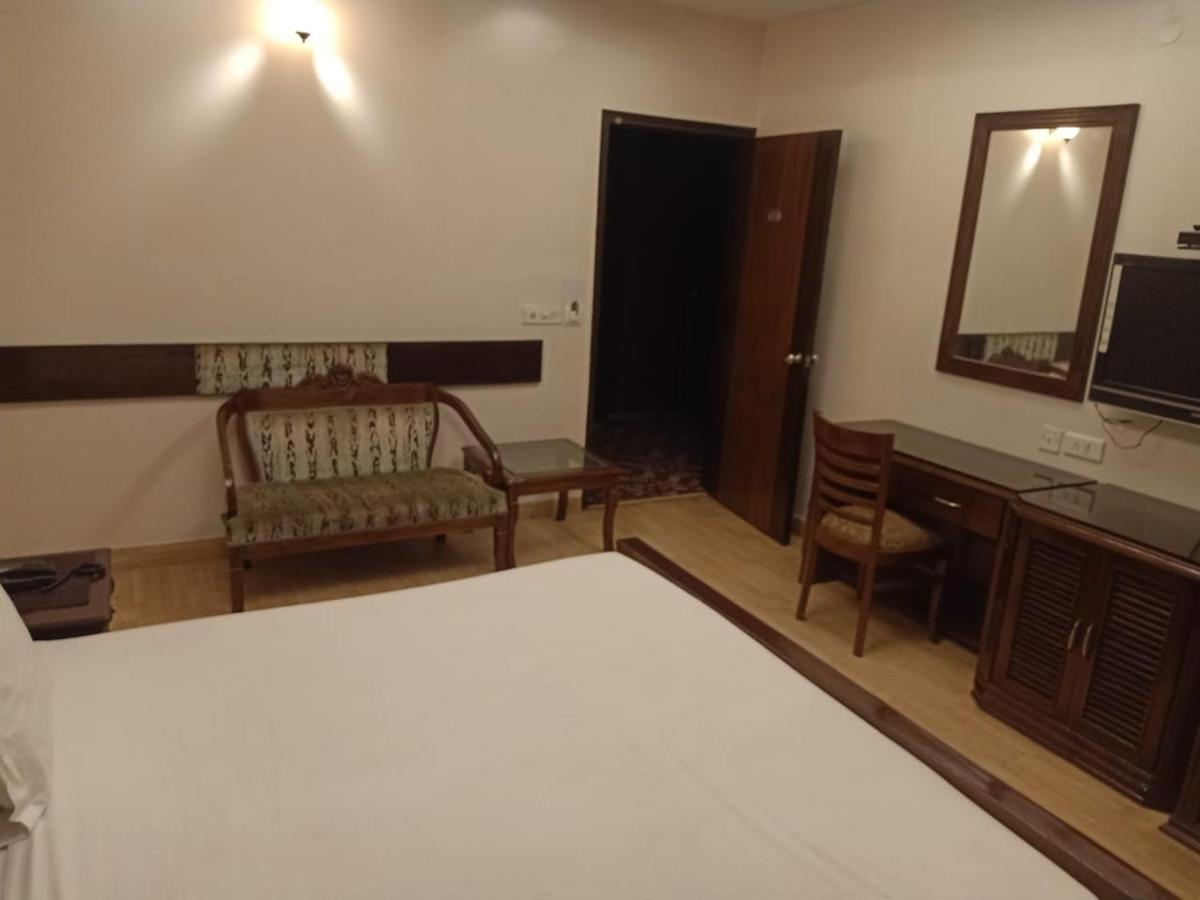 Hotel Clark Heights New Delhi Bagian luar foto