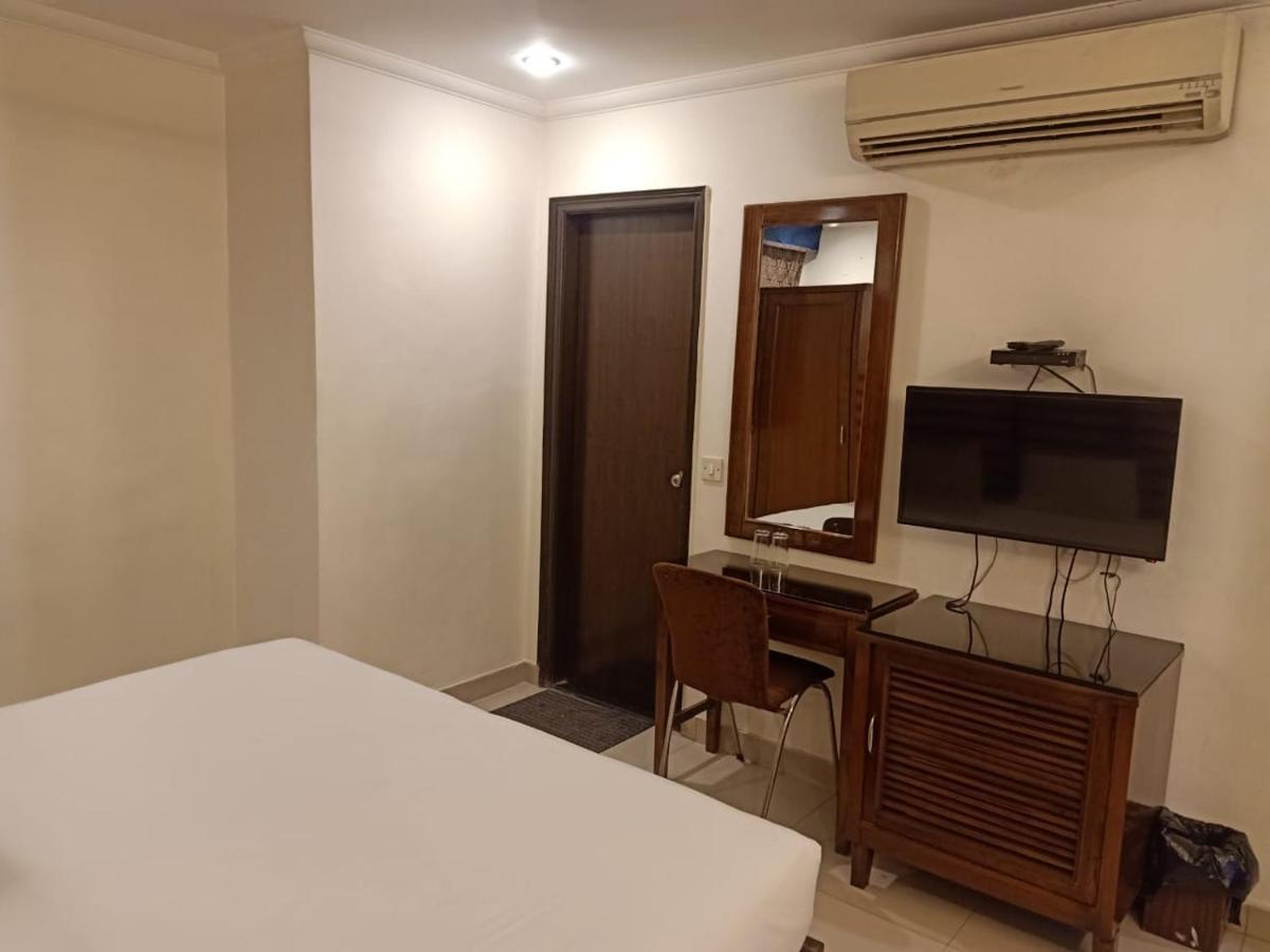 Hotel Clark Heights New Delhi Bagian luar foto