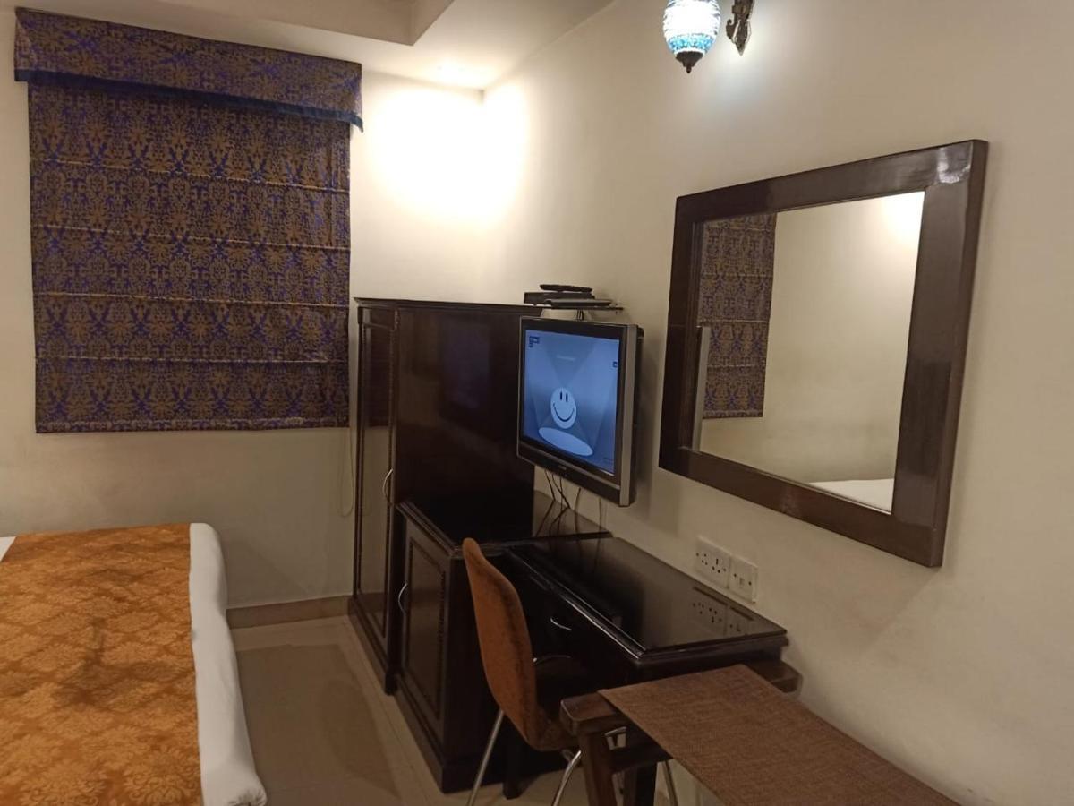 Hotel Clark Heights New Delhi Bagian luar foto