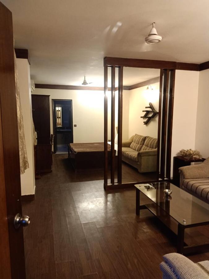 Hotel Clark Heights New Delhi Bagian luar foto