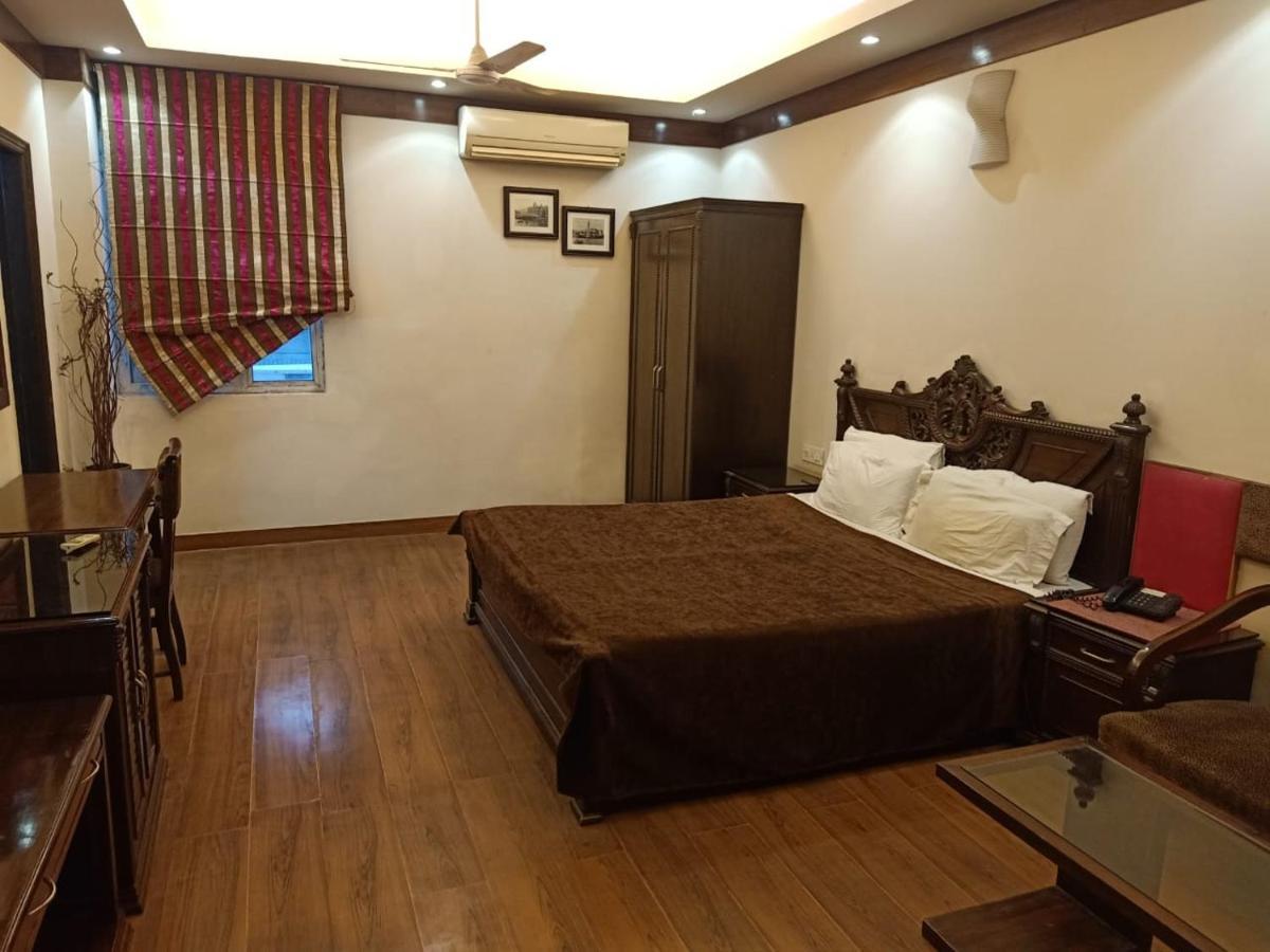 Hotel Clark Heights New Delhi Bagian luar foto