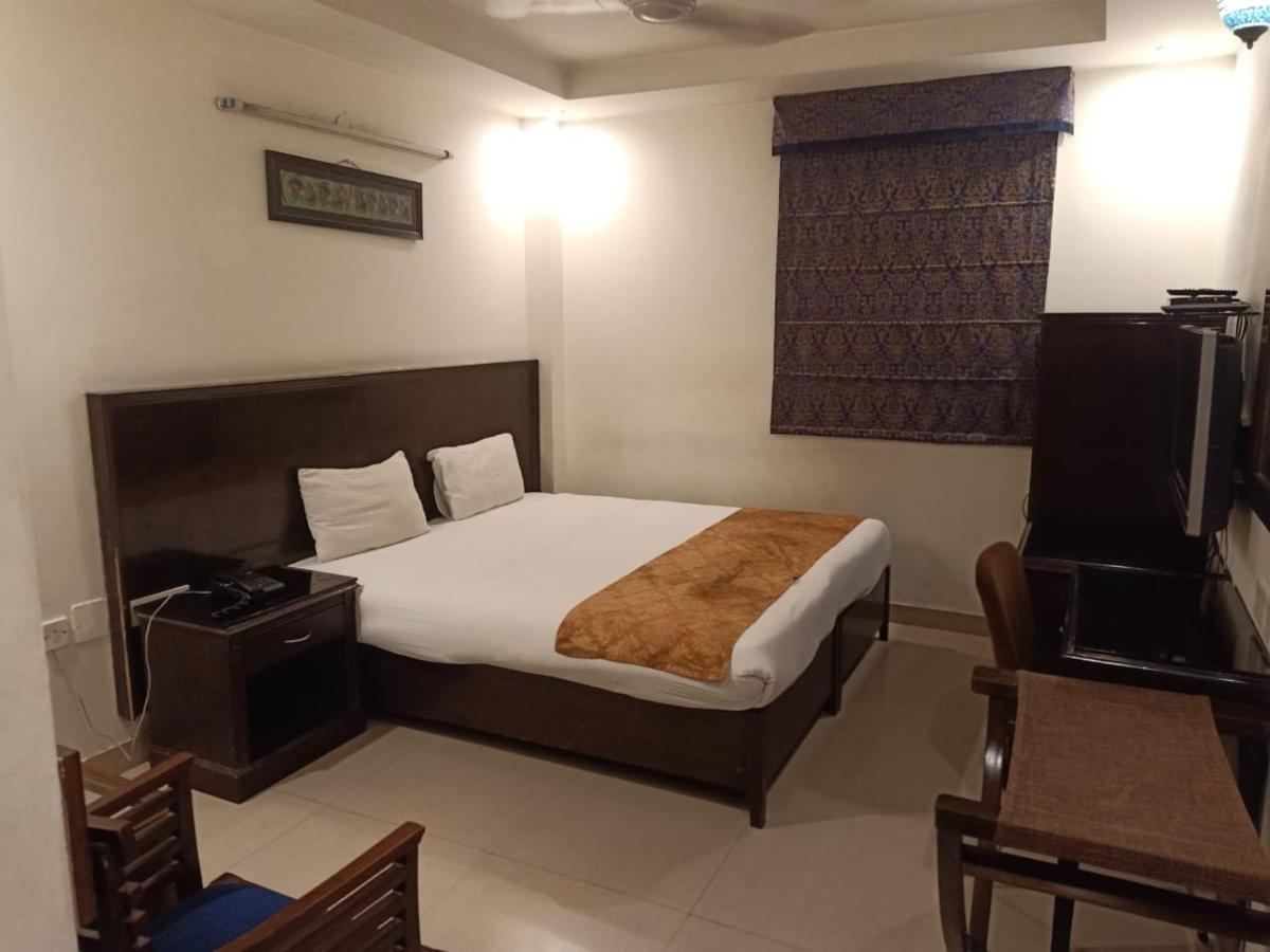 Hotel Clark Heights New Delhi Bagian luar foto