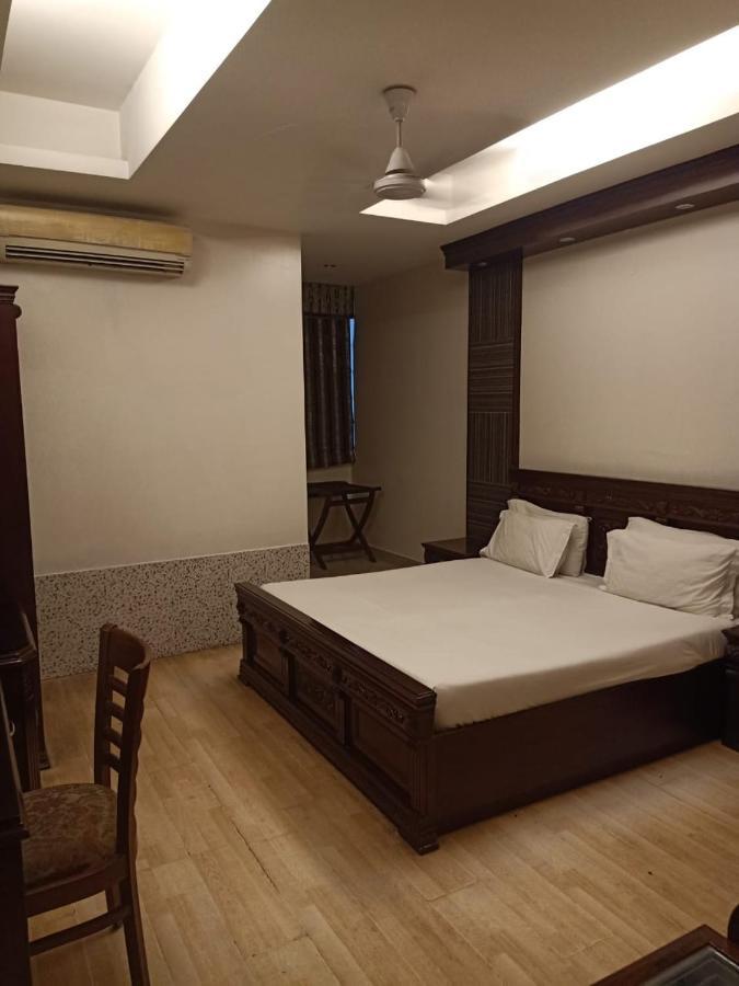 Hotel Clark Heights New Delhi Bagian luar foto