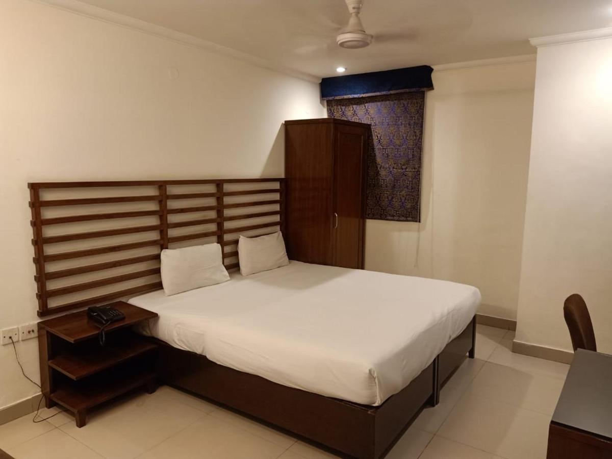 Hotel Clark Heights New Delhi Bagian luar foto