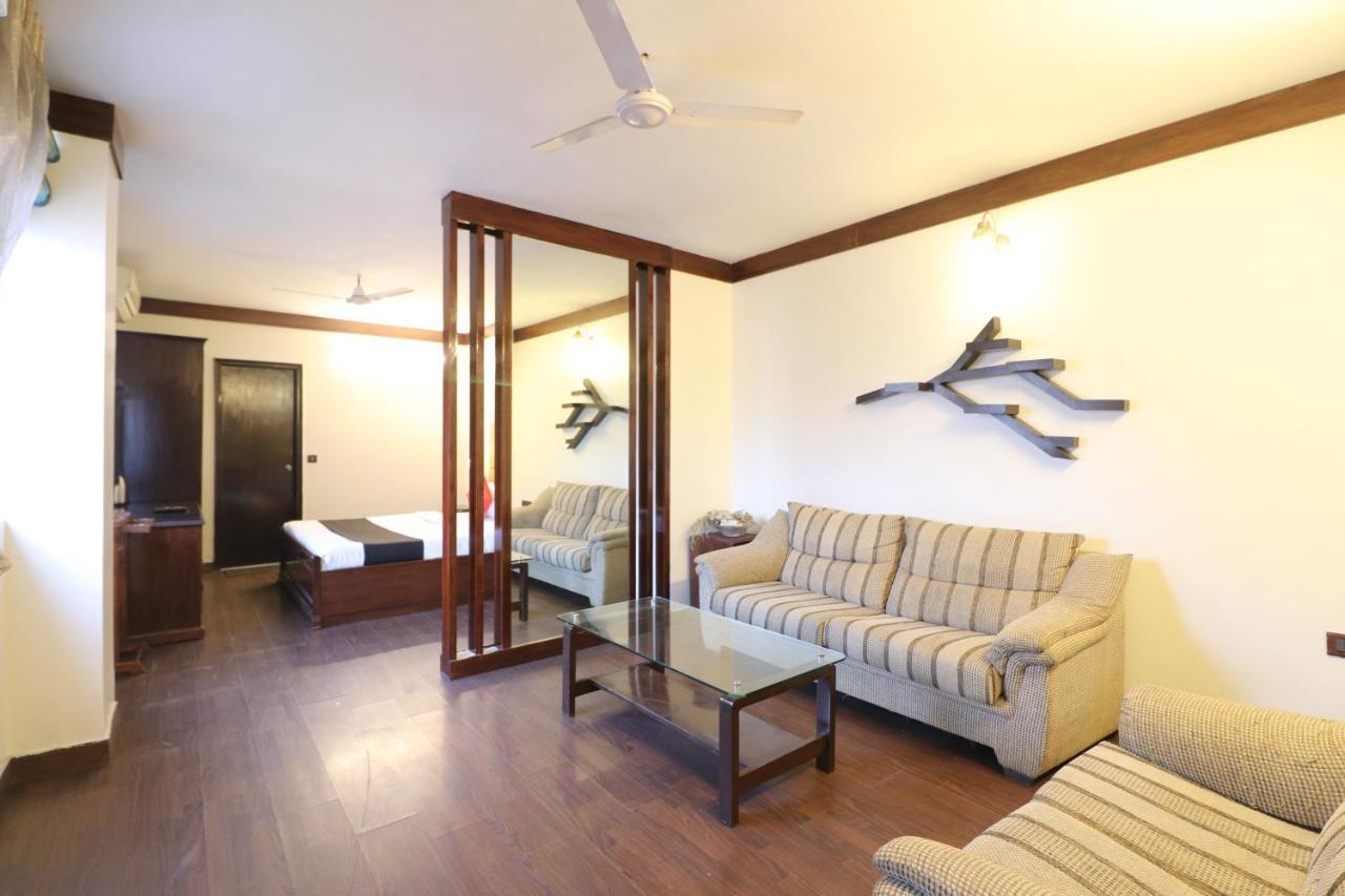 Hotel Clark Heights New Delhi Bagian luar foto