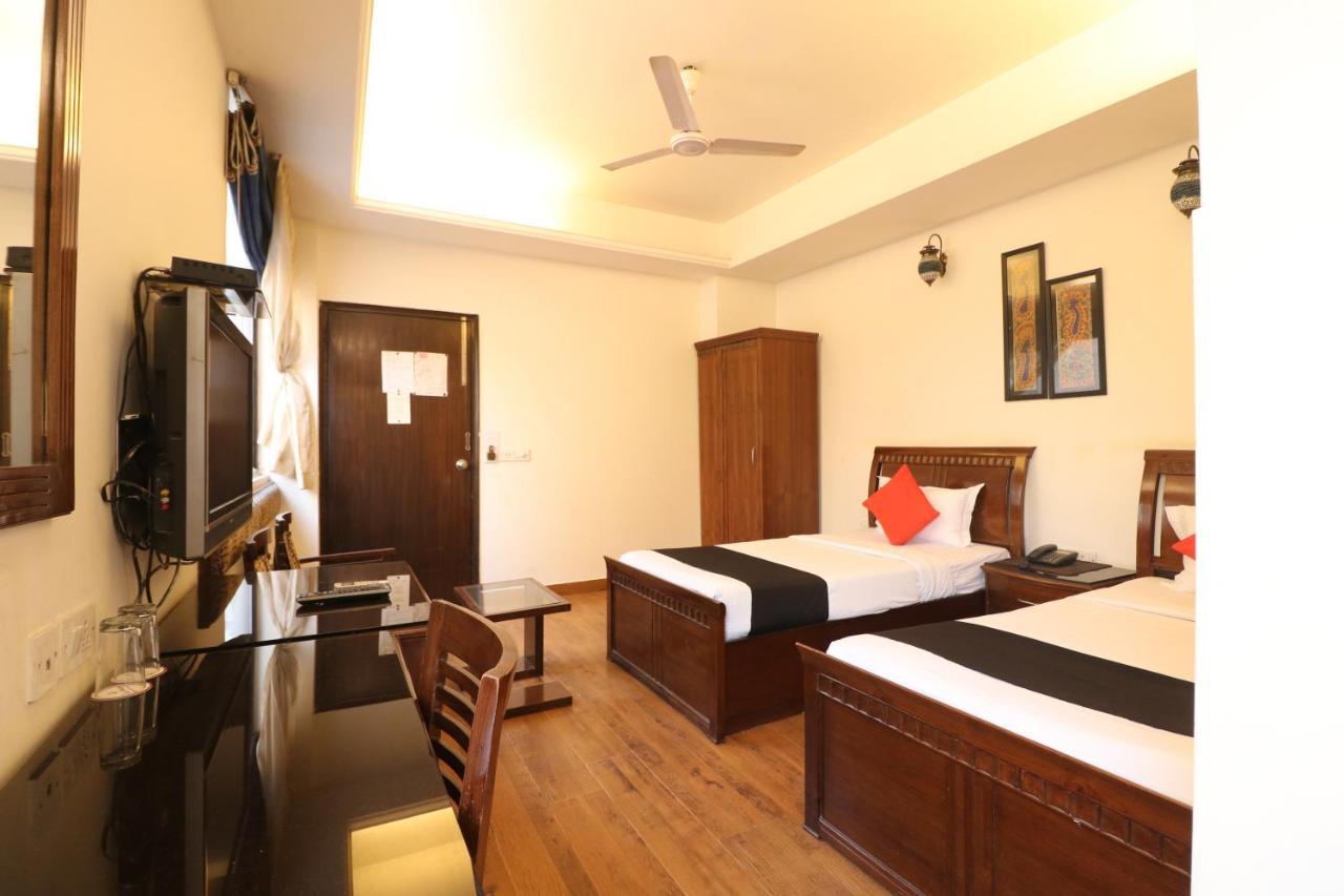 Hotel Clark Heights New Delhi Bagian luar foto