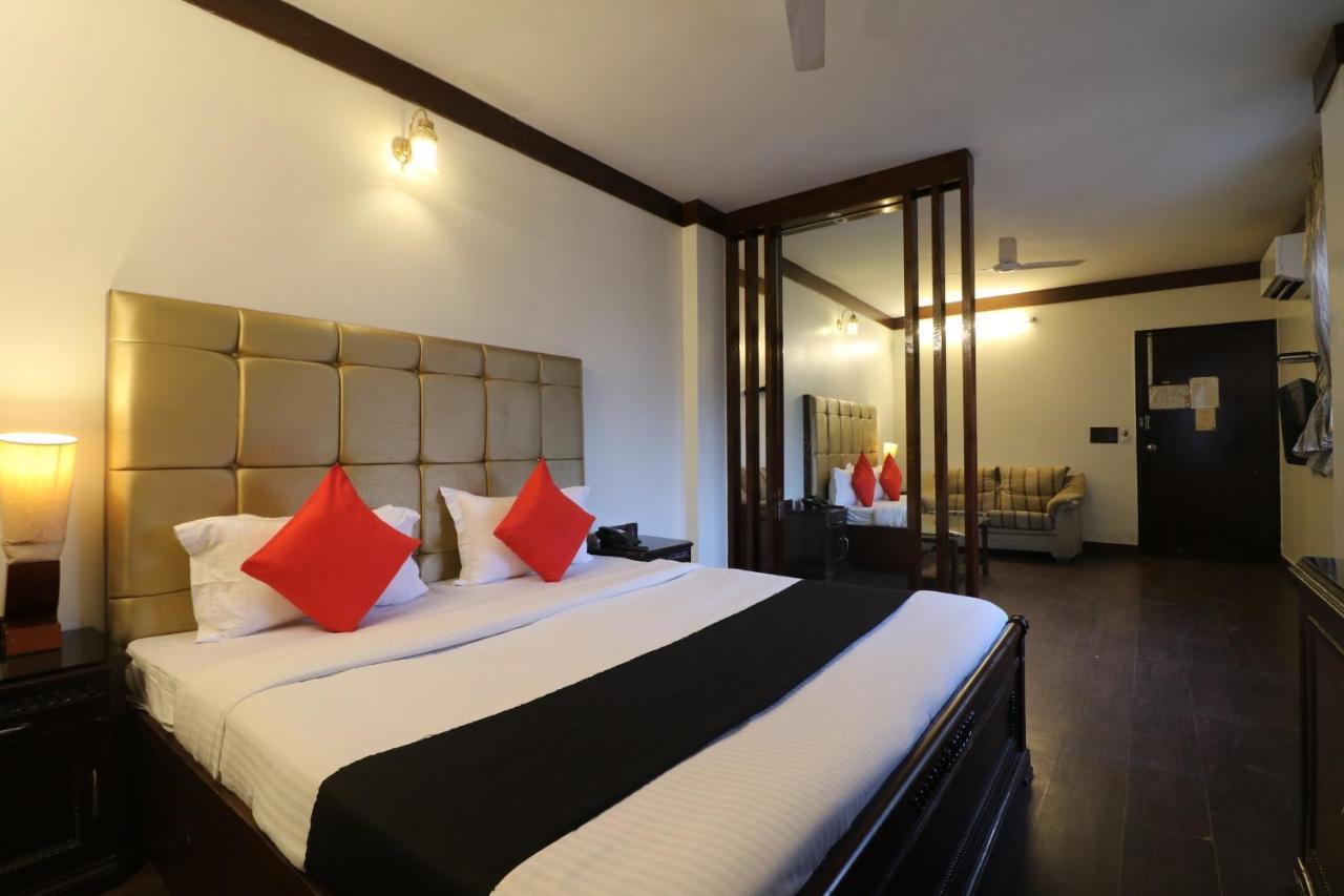 Hotel Clark Heights New Delhi Bagian luar foto