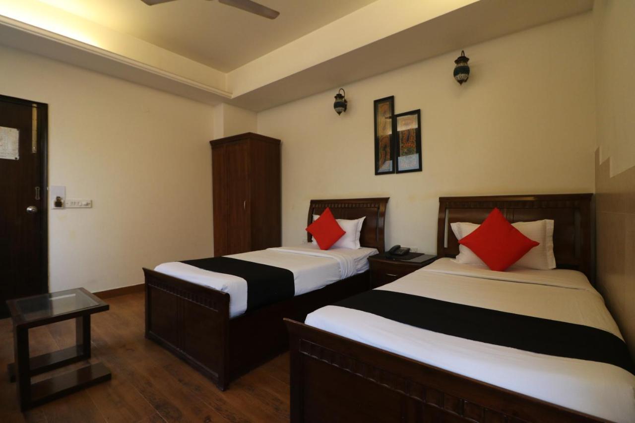 Hotel Clark Heights New Delhi Bagian luar foto