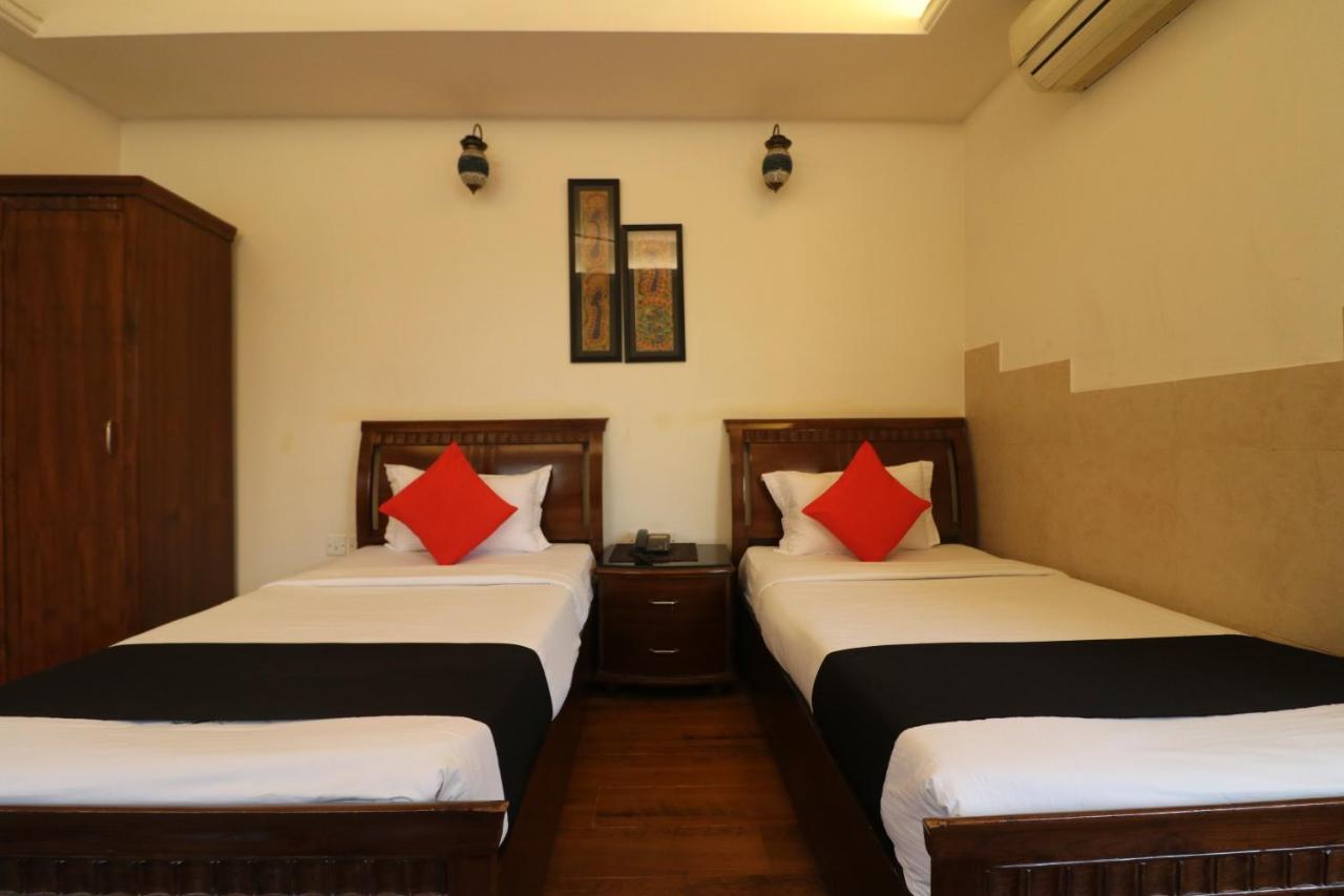 Hotel Clark Heights New Delhi Bagian luar foto