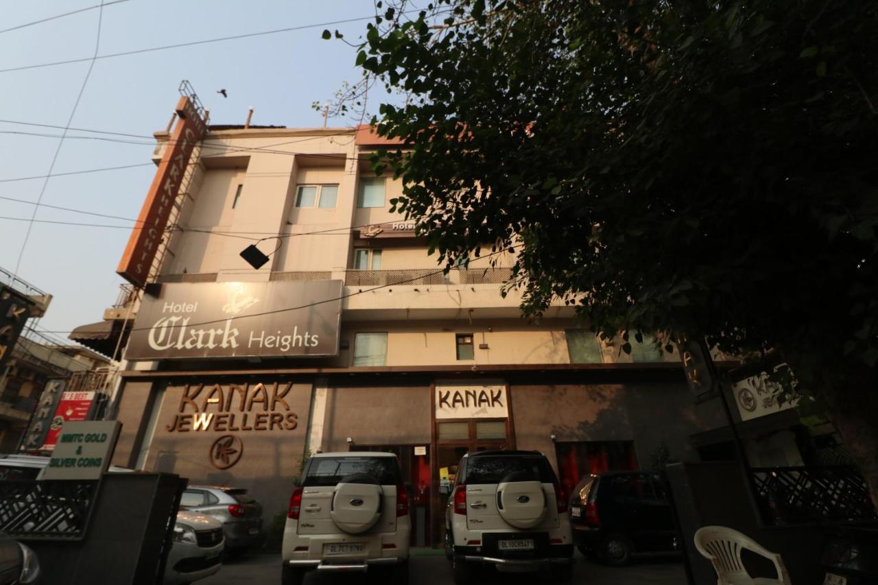 Hotel Clark Heights New Delhi Bagian luar foto