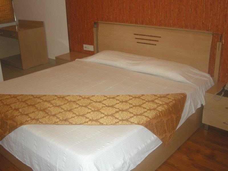 Hotel Clark Heights New Delhi Bagian luar foto