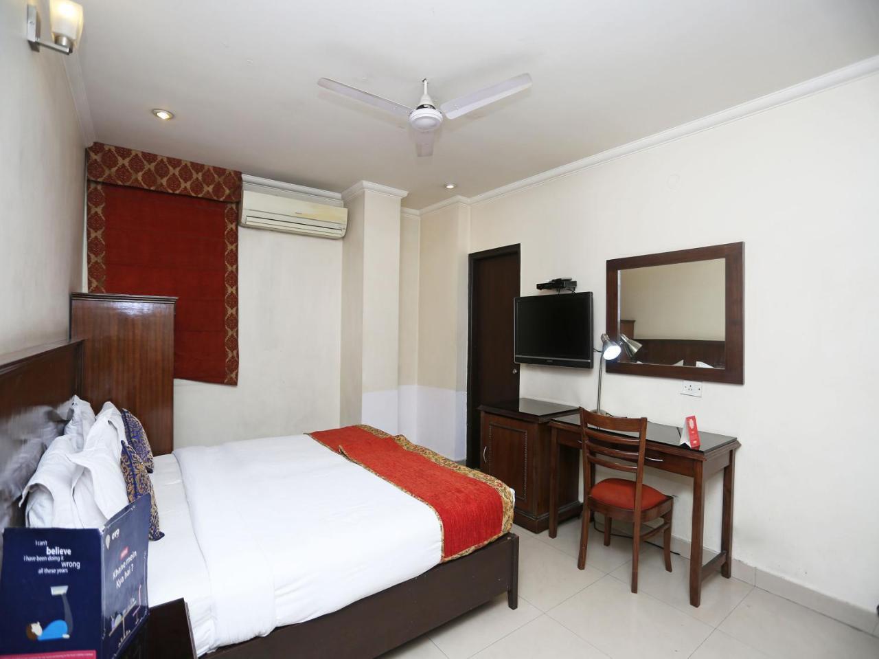 Hotel Clark Heights New Delhi Bagian luar foto
