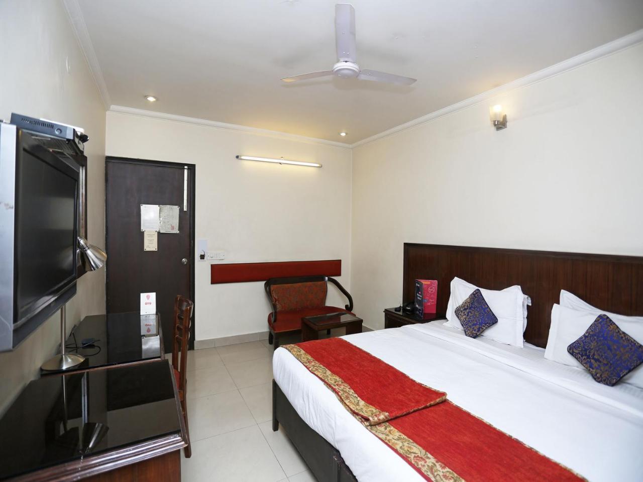 Hotel Clark Heights New Delhi Bagian luar foto