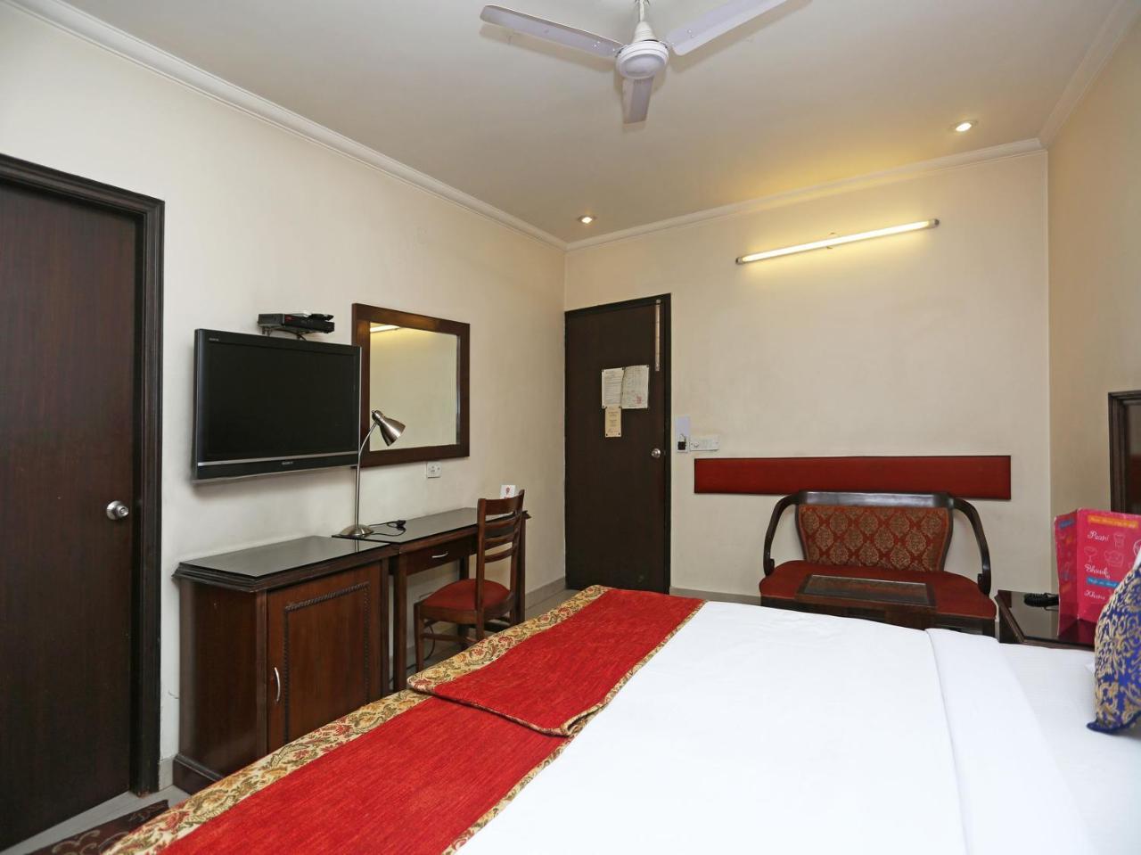 Hotel Clark Heights New Delhi Bagian luar foto