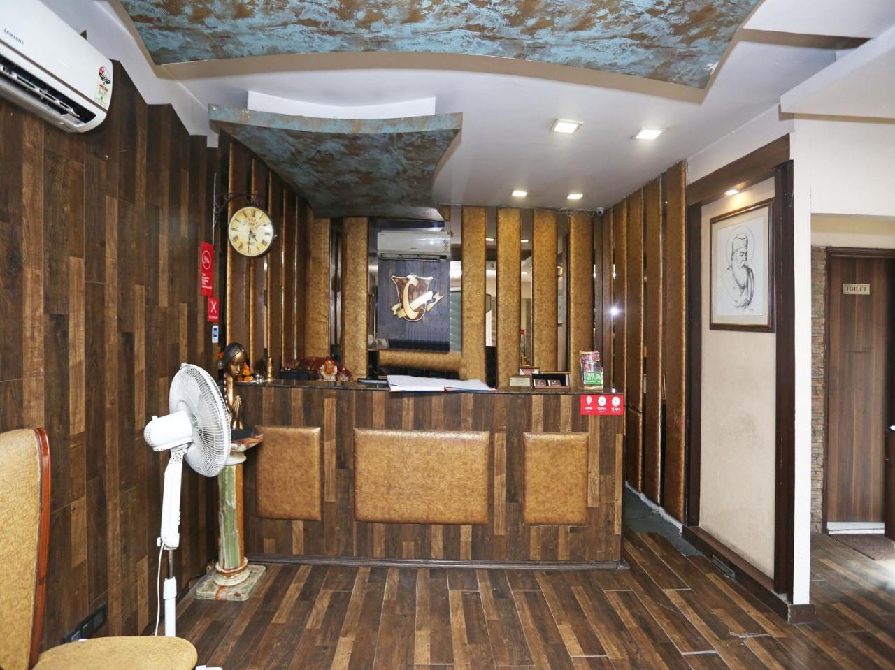 Hotel Clark Heights New Delhi Bagian luar foto