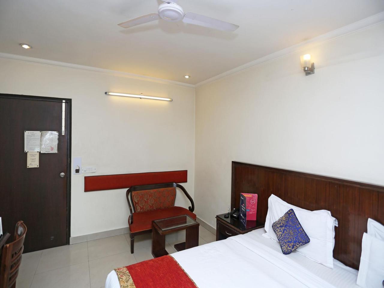 Hotel Clark Heights New Delhi Bagian luar foto