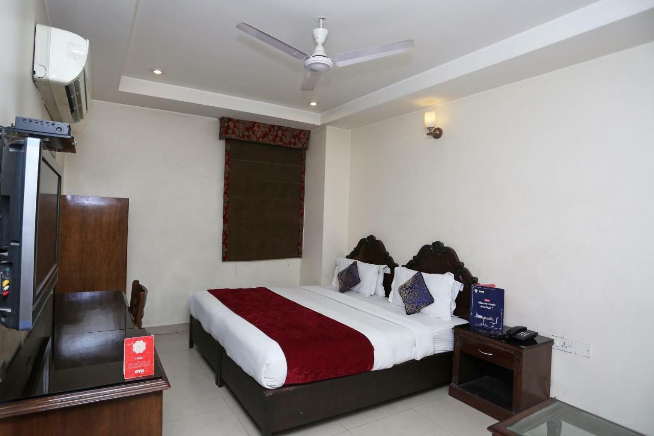 Hotel Clark Heights New Delhi Bagian luar foto