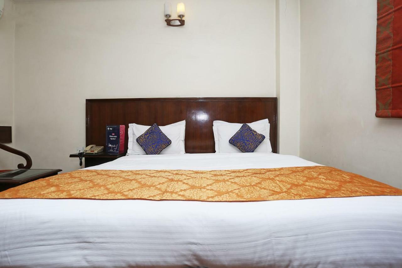 Hotel Clark Heights New Delhi Bagian luar foto