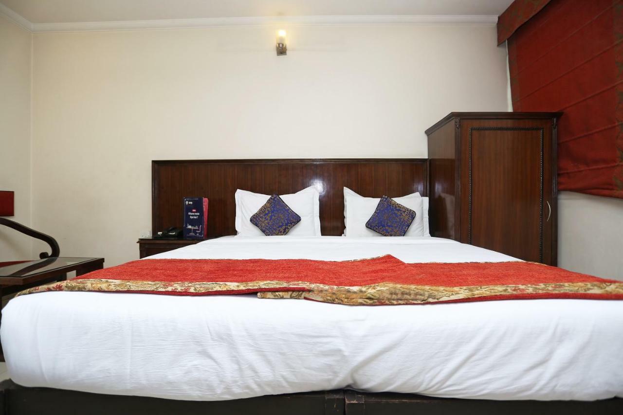 Hotel Clark Heights New Delhi Bagian luar foto
