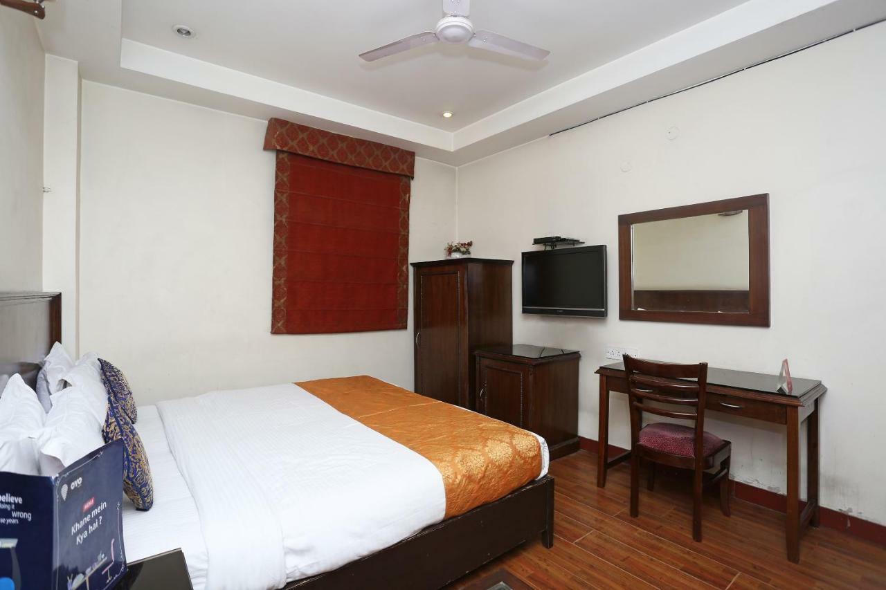 Hotel Clark Heights New Delhi Bagian luar foto