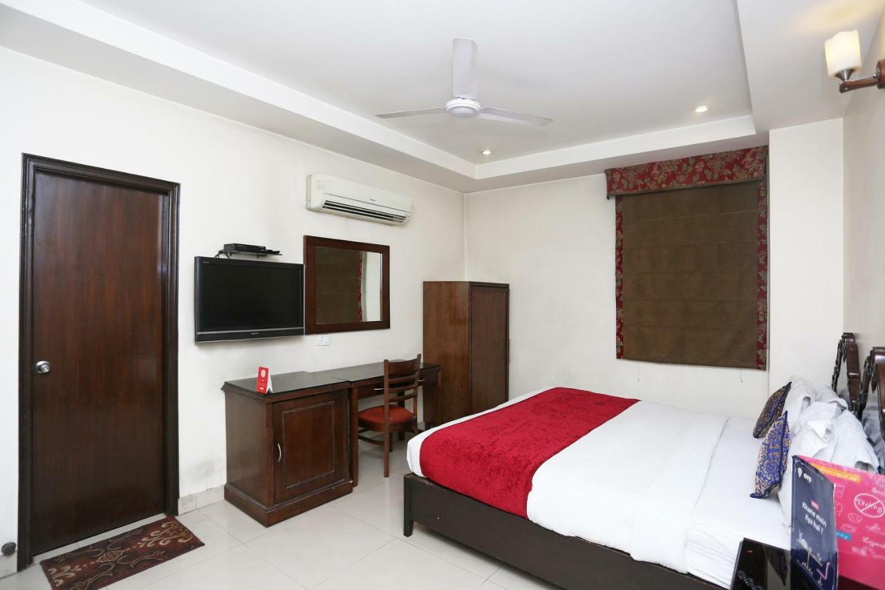 Hotel Clark Heights New Delhi Bagian luar foto